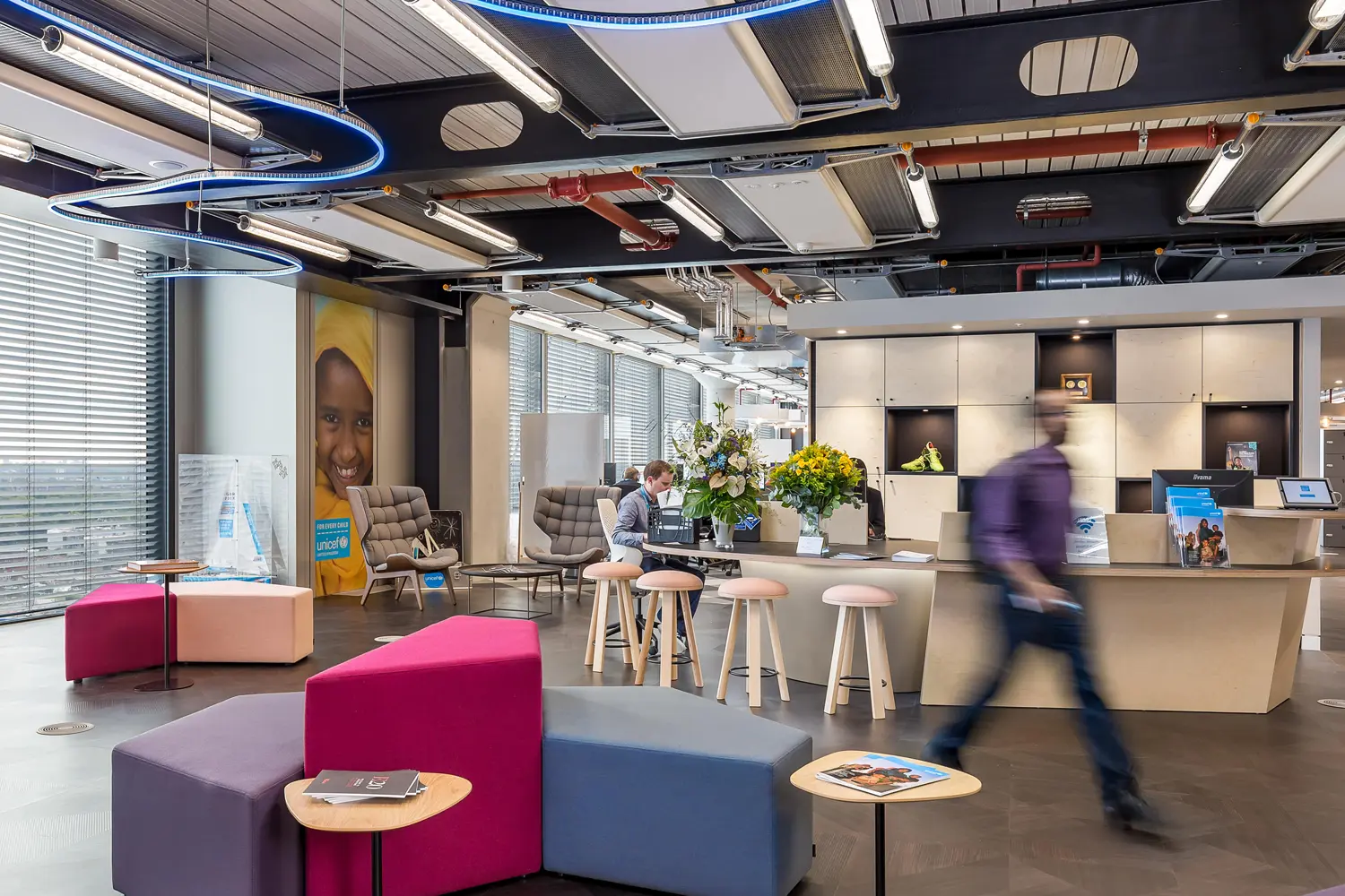 چگونه طراحی دفاتر اداری می‌تواند فرهنگ سازمانی را بازتاب دهد؟